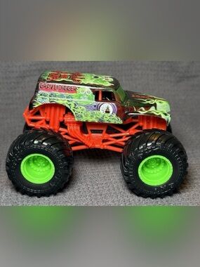 Exclusive Spin Master Monster Jam
Supercharge Speedway Grave Digger Truck